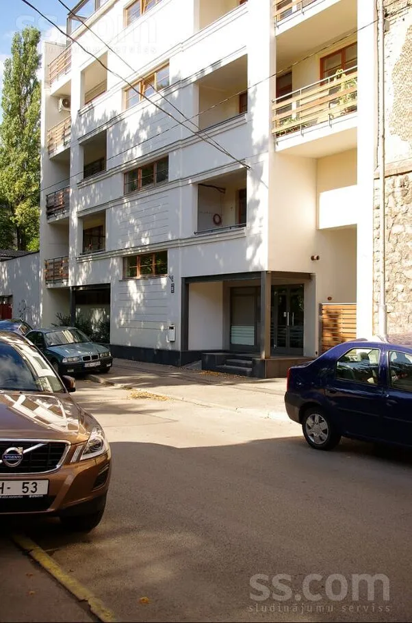 Artilerijas 33, Centre