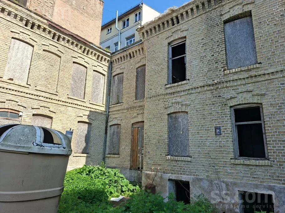 Krasta 21, Centre
