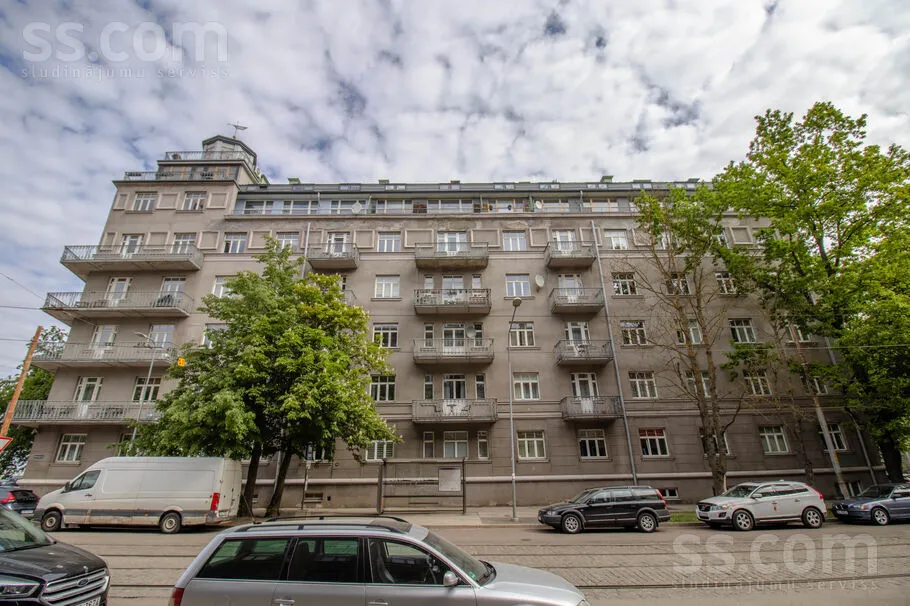 Eksporta 12, Centre
