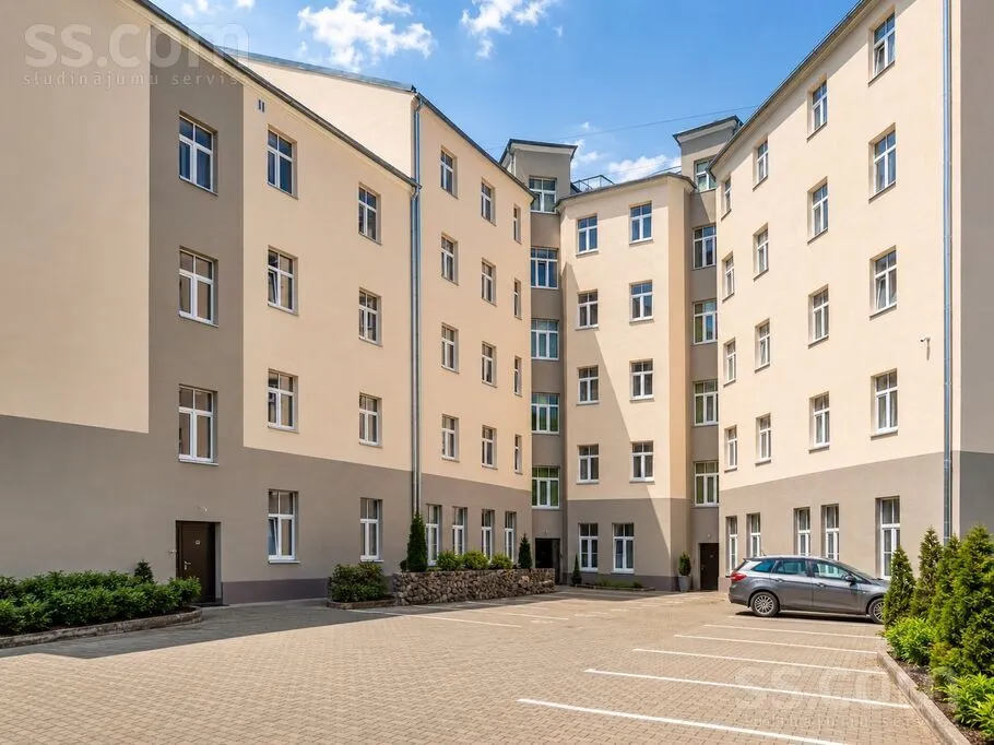 Sadovnikova 30, Centre