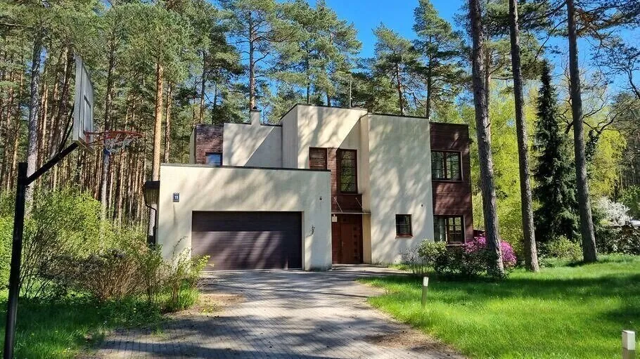 Jūrmala, Melluži, Ezeru iela 11