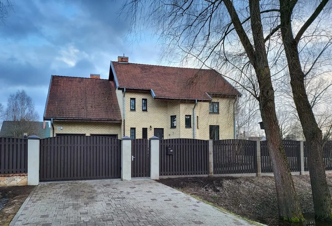 Ādaži, Ozolu iela 2