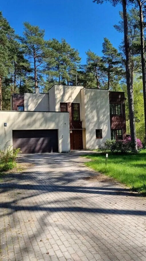 Jūrmala, Melluži, Ezeru iela 11