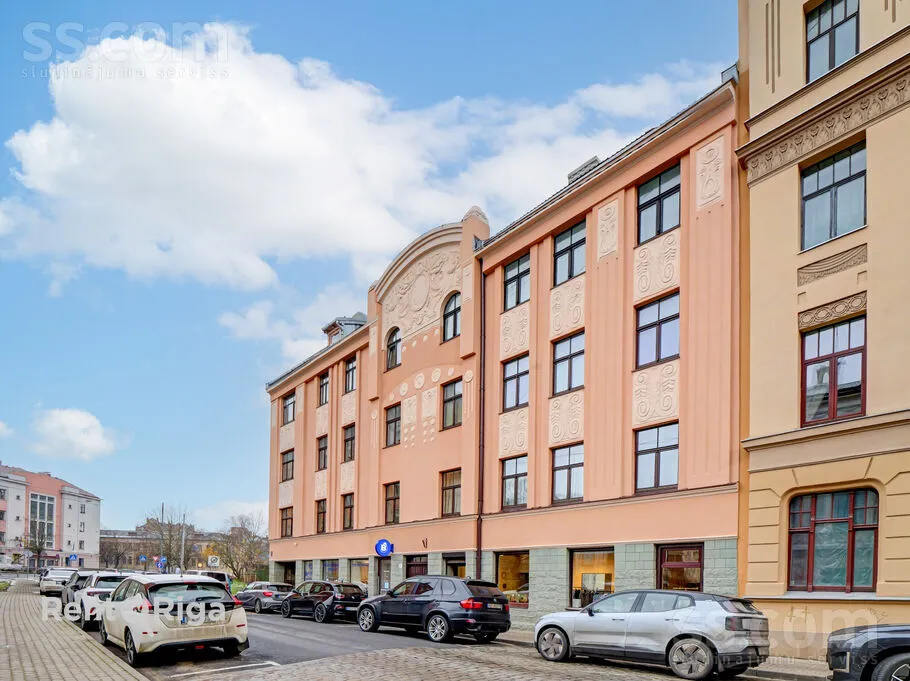 Dzirnavu 1, Centre