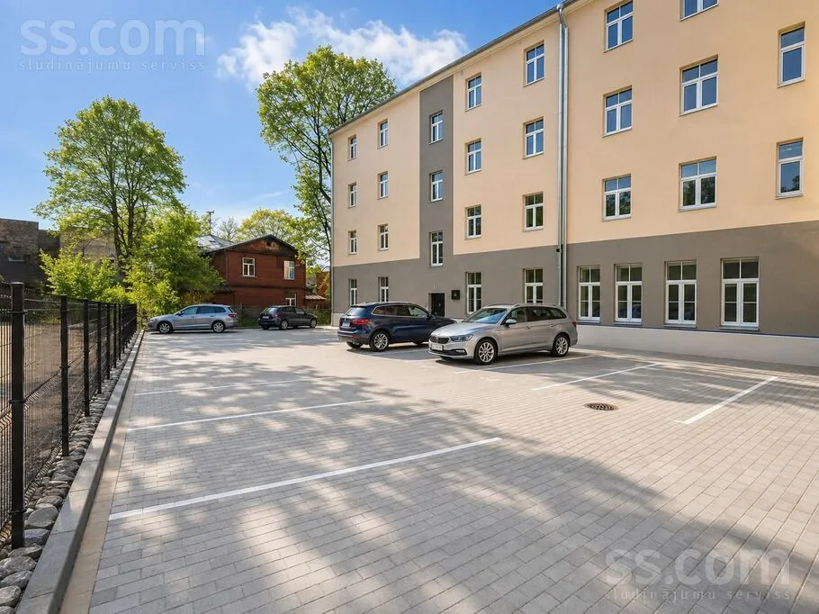 Sadovnikova 30, Centre