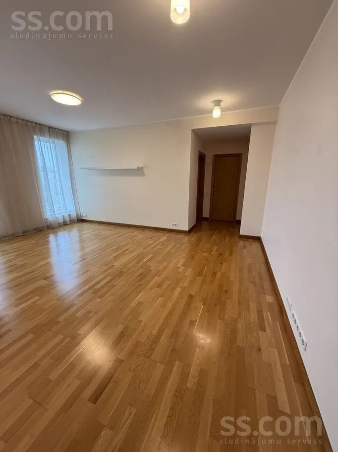 Grostonas 25, Centre