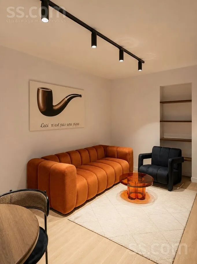 Artilerijas 19, Centre