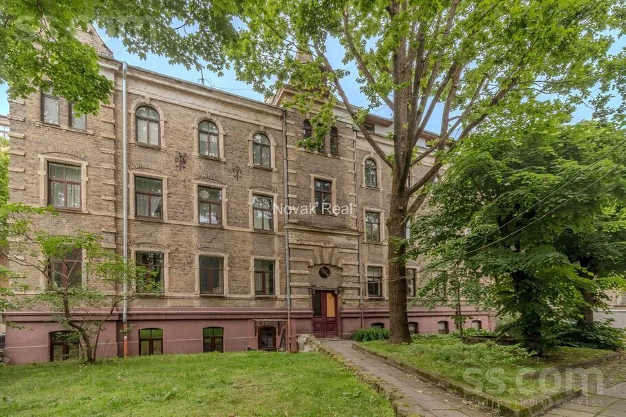 Elizabetes 27, Centre